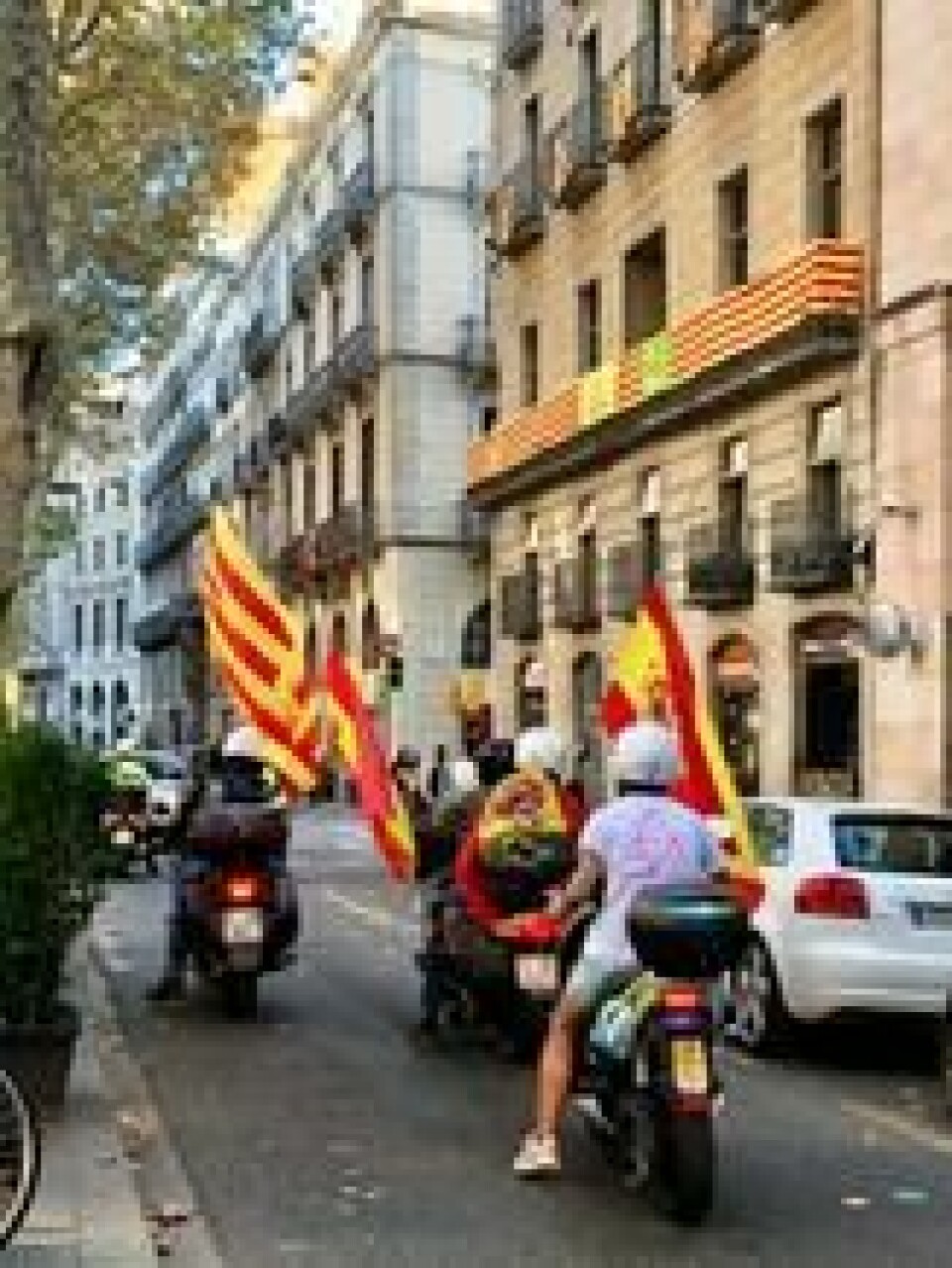 I GATENE: Mens mange katalanere har hengt det lokale flagget på balkonger og i vinduer - som her på La Rambla - ifører unionistene seg flagg. I GATENE: Mens mange katalanere har hengt det lokale flagget på balkonger og i vinduer - som her på La Rambla - ifører unionistene seg flagg. Foto: Kristine Brunmark
