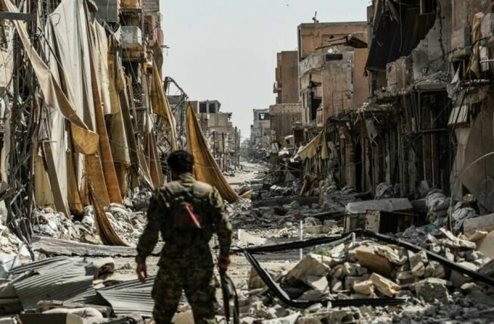 Medlem av Syrian Democratic Forces (SDF) i IS-«hovedstaden» Raqqa. Størsteparten av krigerne i den multietniske militsen er syriske kurdere. Scanpix/AFP. Medlem av Syrian Democratic Forces (SDF) i IS-«hovedstaden» Raqqa. Størsteparten av krigerne i den multietniske militsen er syriske kurdere. Scanpix/AFP.