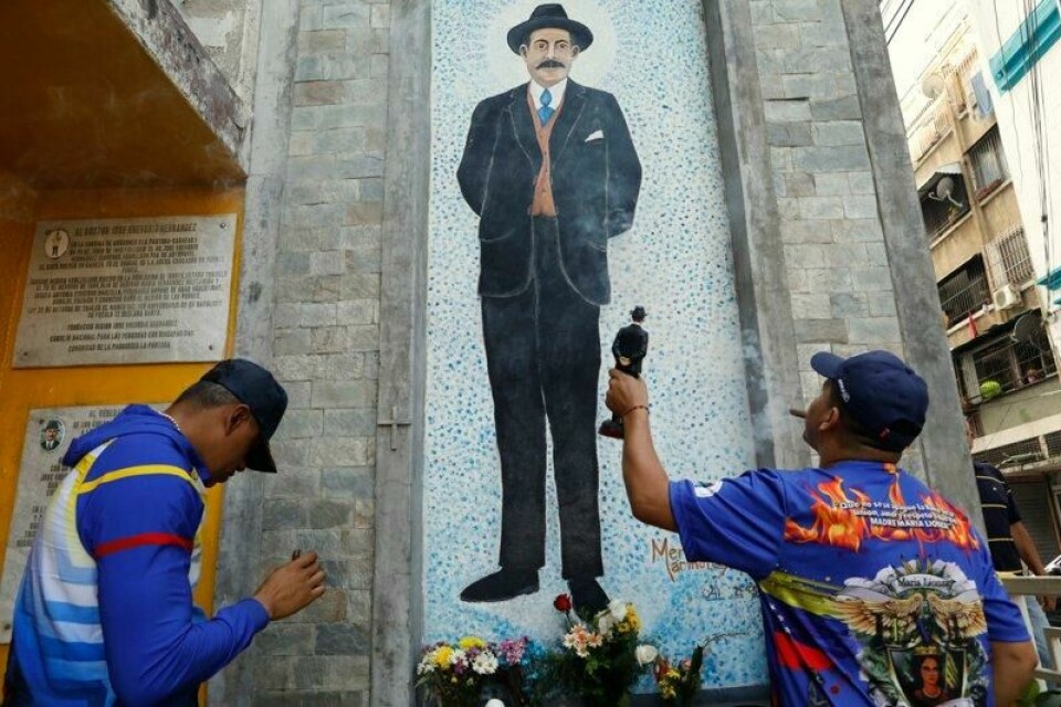 Et veggmaleri i Venezuelas hovedstad Caracas viser legen José Gregorio Hernández, som blir landets første helgen etter at pave Frans har gitt sitt samtykke. Det er ikke bestemt når den formelle helligkåringen skal skje.