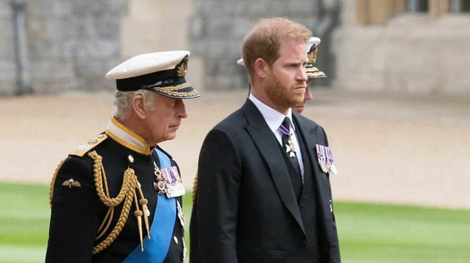 Kong Charles III av Storbritannia med sin yngste sønn prins Harry, hertug av Sussex.
