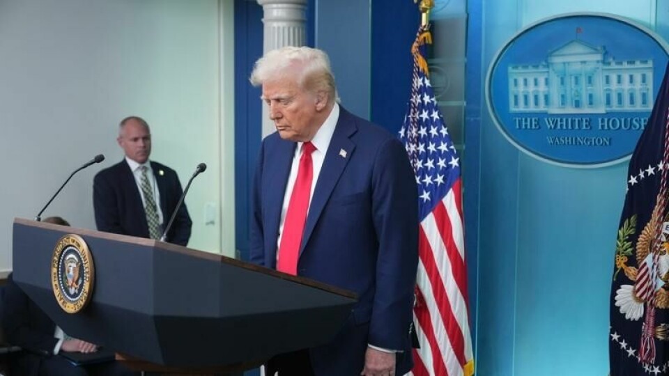 President Donald Trump åpnet med å be om ett minutts stillhet i presserommet i Det hvite hus torsdag.