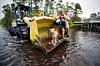 Jimmy Shackleford (74) fra Burgaw frakter sønnen Jim, hans kone Lisa, og deres hunder etter at en lokal demning brast i oversvømmelsen mandag. Ved elva Northeast Cape Fear. NTB Scanpix/Reuters.