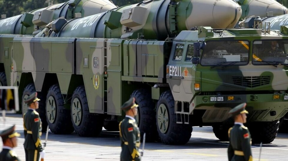Kinesiske militære viser fram det ballistiske rakettsystemet DF-21D under en parade i Beijing. REUTERS/Damir Sagolj/File Photo