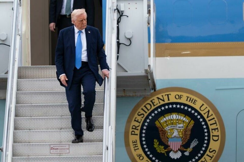 Om bord på presidentflyet Air Force One sier Donald Trump fredag at han er åpen for å gjøre avtaler med land som vil unngå amerikansk toll, dersom USA får noe igjen for å inngå avtalene.