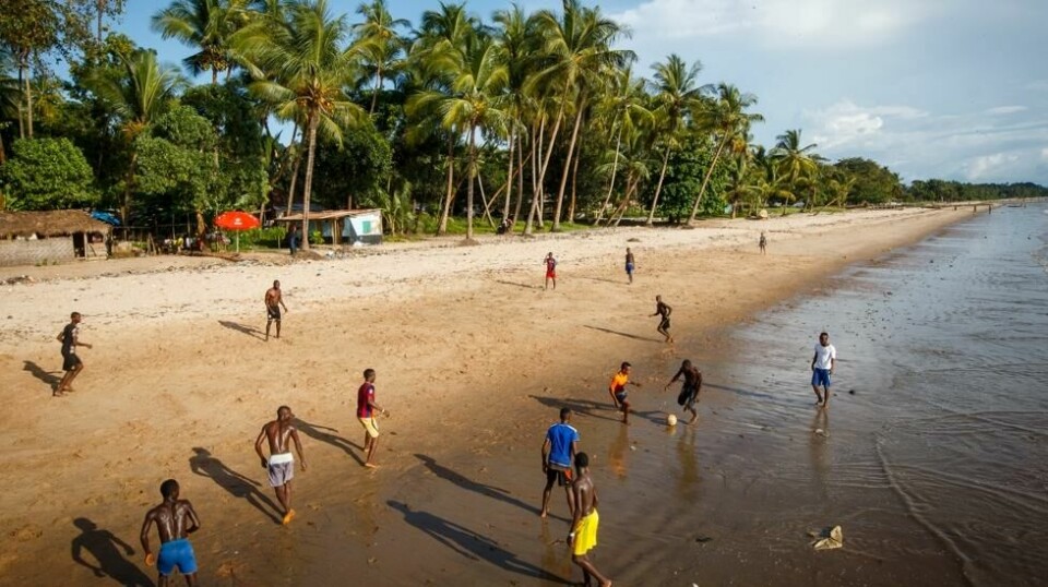 Barneekteskap forbys i den vestafrikanske nasjonen Sierra Leone. Det vil også bli straffbart å inngå ekteskap med noen under 18 år. Bildet viser en badestrand i nærheten av landets hovedstad, Freetown. Foto: Heiko Junge / NTB