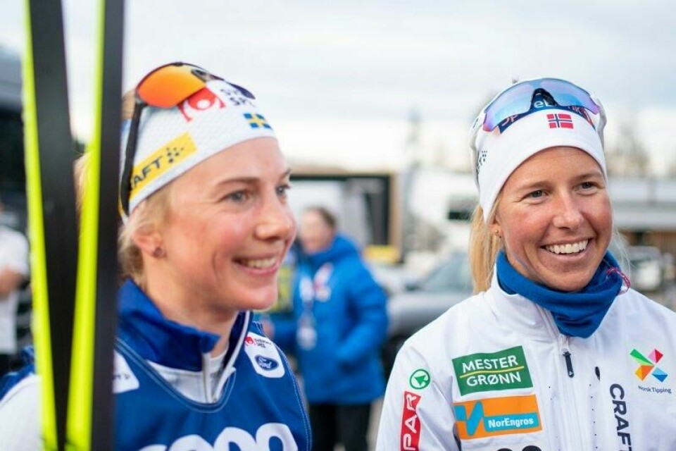 Ida Dahl fra Sverige sammen med Astrid Øyre Slind under Tour de Ski i januar 2023.