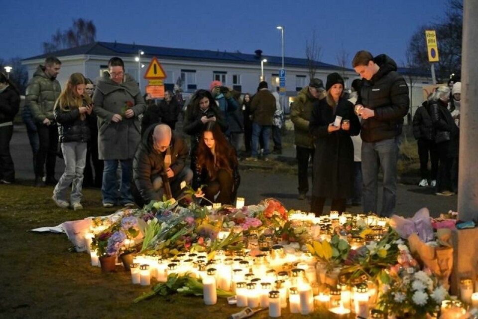 Sørgende samles med blomster og lys utenfor Risbergska skolen i Örebro dagen etter skoleskytingen hvor elleve mennesker mistet livet, i Örebro, Sverige, onsdag 5. februar 2025. (Anders Wiklund/TT Nyhetsbyrå via AP) Sørgende samles med blomster og lys utenfor Risbergska skolen i Örebro dagen etter skoleskytingen hvor elleve mennesker mistet livet, i Örebro, Sverige, onsdag 5. februar 2025. (Anders Wiklund/TT Nyhetsbyrå via AP) Foto: AP/NTB