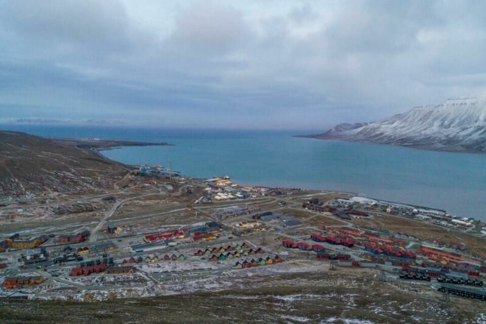 – Vi skal ikke være naive når det gjelder det som skjer nå, men vi skal heller ikke skape for mye frykt, sier lokalstyreleder Terje Aunevik (V) i Longyearbyen på Svalbard.