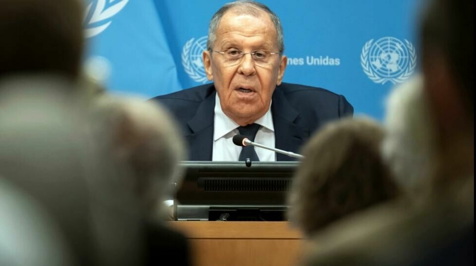 Russlands utenriksminister Sergei Lavrov holdt en pressekonferanse i FN-bygget i New York onsdag. Han sier at han ønsker J.D. Vances syn på krigen i Ukraina velkommen. Foto: Mark Garten / FN / AP / NTB
