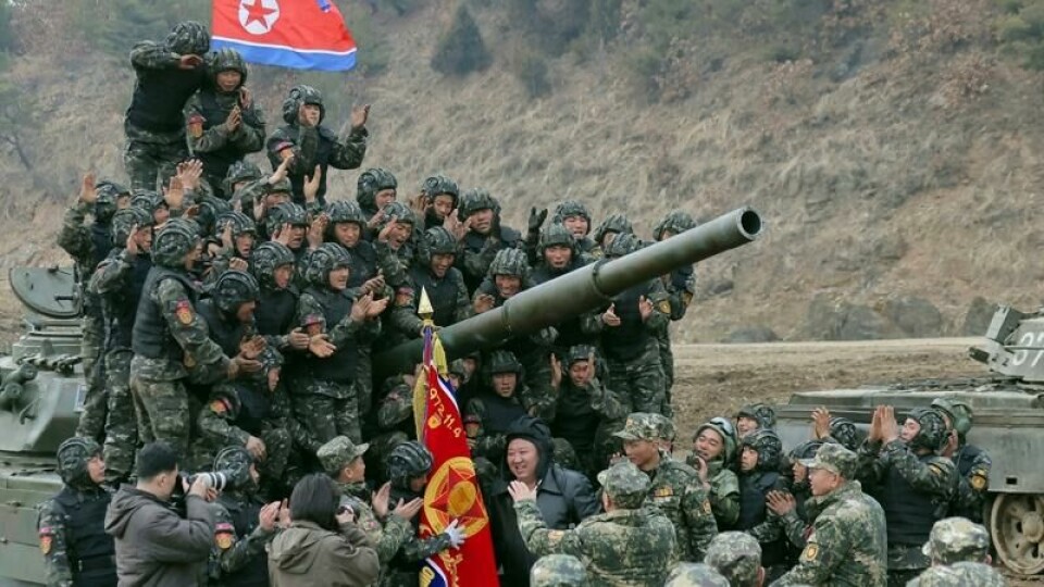 Nordkoreanske styrker sammen med deres leder Kim jong-un.