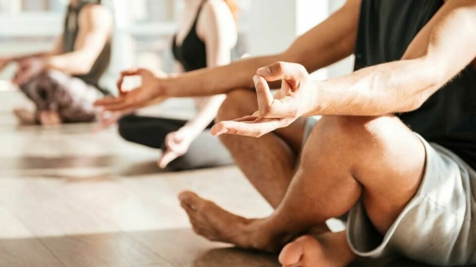 Å trene yoga er effektivt for å redusere depressive symptomer. Men treningen virker bedre for menn enn for kvinner, viser forskningen.