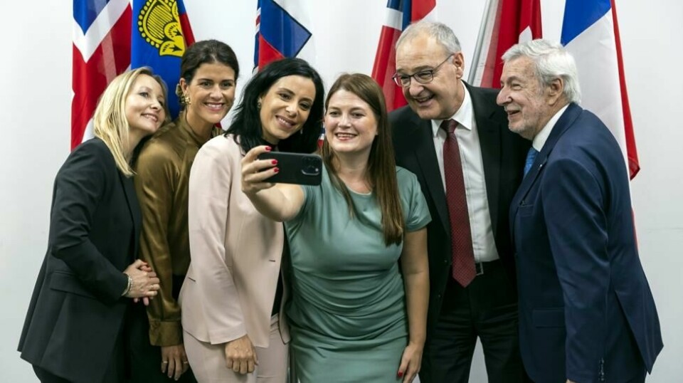 Cecilie Myrseth (med mobilen) tar en selfie med andre Efta-topper i organisasjonens hovedsete Genève: fungerende Efta-generalsekretær Siri Veseth Meling, Islands utenriksminister Thordis Gylfadottir, Liechtensteins utenriksminister Dominique Hasler, Sveits' næringsminister Guy Parmelin. T.h.: Chiles utenriksminister Alberto van Klaveren Stork. Foto: Cyril Zingaro / Keystone via AP/ NTB