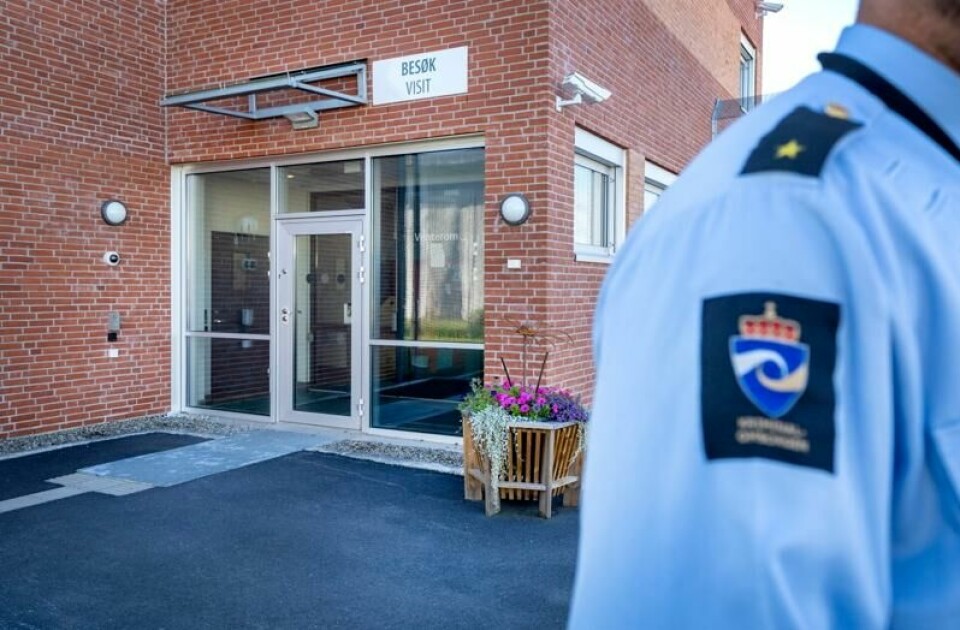Sivilombudet har konkludert med at Kriminalomsorgen ikke har oppfylt Grunnloven og barnekonvensjonen i en sak der de avslo en innsats søknad om overføring. Bildet viser besøksinngangen ved Romerike fengsel, Ullersmo avdeling.