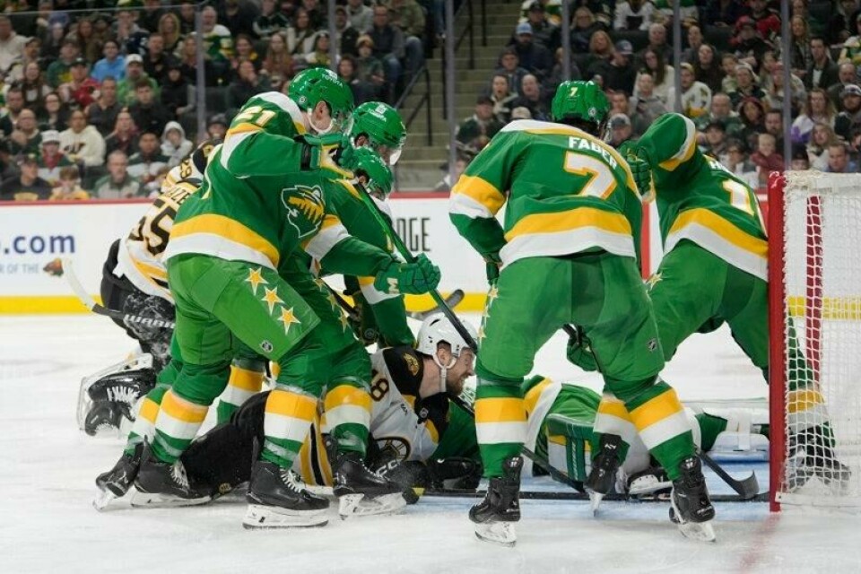 Boston Bruins-spiller Jeffrey Viel omringet av spillere fra Minnesota Wild i NHL-oppgjøret søndag kveld. Minnesota Wild vant kampen 1-0. Mats Zuccarello hadde assist på scoringen.