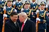 Kinas president Xi Jinping (t.v.) og USAs president Donald Trump (t.h.) i samtale i Beijing i november 2017. Scanpix/AP.