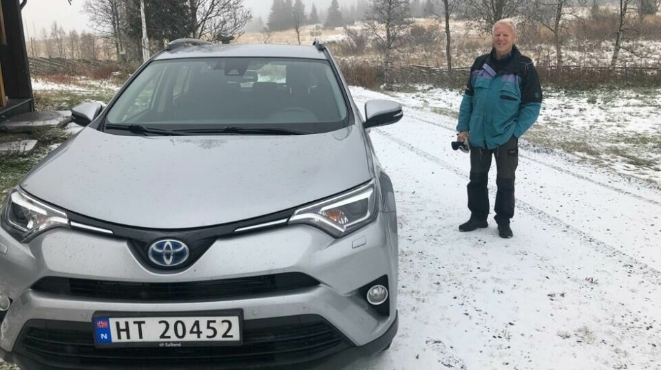 Sverre Gran (82) har fortsatt førerkortet, men tror han hadde blitt isolert og ensom dersom han skulle miste det. Han jobber utrettelig for å få fjernet obligatorisk helseattest for eldre over 80 år for at de skal få fornyet førerretten. – Jeg liker ikke å se folk bli tråkket på, sier Gran til ABC Nyheter.