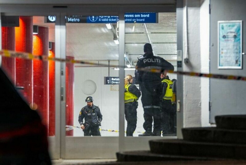 En mindreårig gutt i tenårene ble mandag kveld funnet skutt på Stovner T-banestasjon i Oslo. Han er brakt til sykehus med alvorlige skader.
