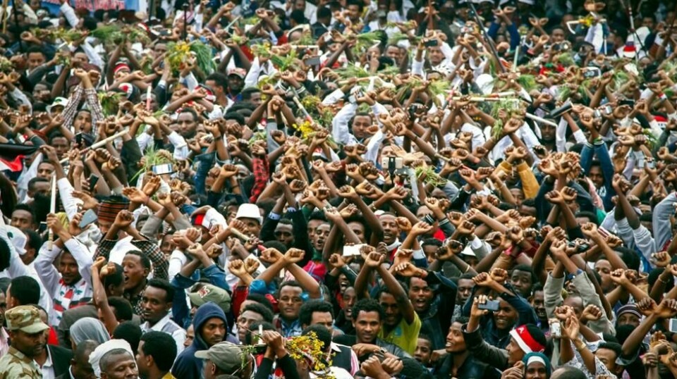 Demonstrantene ønsker større demokratiske friheter. Dette bildet er tatt i oktober i fjor da demonstranter ropte slagord mot myndighetene i Bishoftu, i regionen Oromia i Etiopia. Foto: AP
