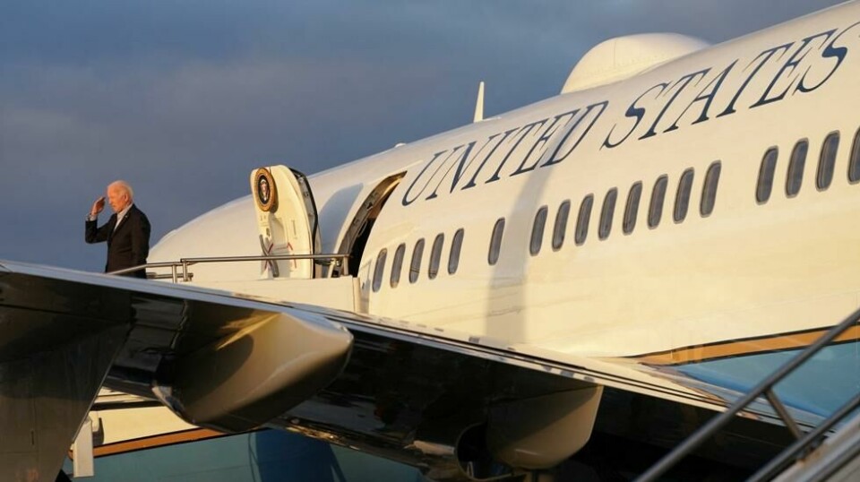 Det er neppe et personlig problem for President Joe Biden og hans Air Force One, men barnefamilier må betale ekstra avgift for å sitte sammen på amerikanske fly. Det liker ikke presidenten.