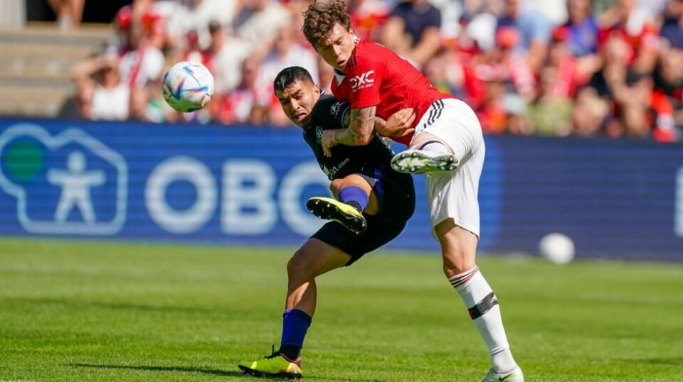 Atlético Madrids Ángel Correa (t.v.) i duell med Manchester Uniteds Victor Lindelöf under treningskampen i fotball mellom Atlético Madrid og Manchester United på Ullevaal stadion. Foto: Stian Lysberg Solum / NTB