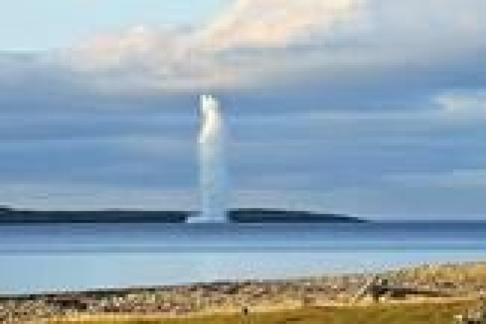 En kontrollert sprengning av en sjømine. En kontrollert sprengning av en sjømine. Foto: FFI