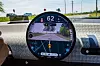 Mini Cooper SE har laget en variant av Volkswagens avanserte head-up-display. Den bruker kamera foran på bilen og legger grafikk oppå bildet, med piler som viser hvor du skal kjøre. Fungerer veldig bra. Foto: Ragnvald Johansen / Finansavisen