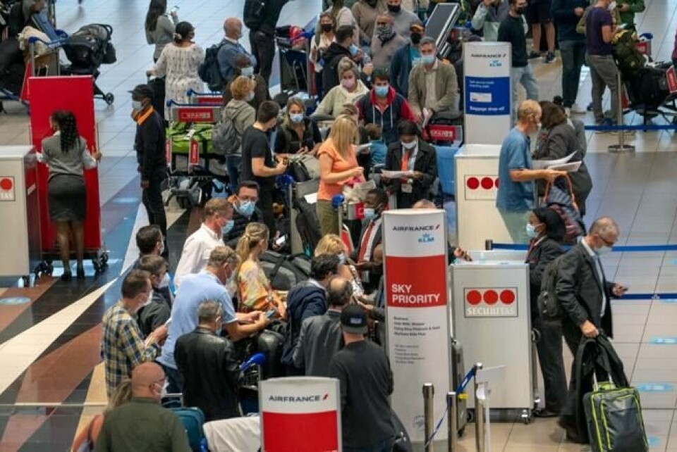 Flere og flere land innfører innreiserestriksjoner for reisende fra det sørlige Afrika på grunn av den nye virusvarianten omikron. Her fra flyplassen i Johannesburg i Sør-Afrika hvor flere er blitt nektet utreise. Foto: Jerome Delay / AP / NTB Flere og flere land innfører innreiserestriksjoner for reisende fra det sørlige Afrika på grunn av den nye virusvarianten omikron. Her fra flyplassen i Johannesburg i Sør-Afrika hvor flere er blitt nektet utreise. Foto: Jerome Delay / AP / NTB Foto: NTB