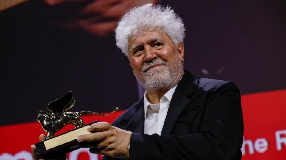Pedro Almodóvar vant den gjeve Gulløven for sin film «The Room Next Door», som på spansk har tittelen «La habitación de al Lado». Foto: Joel C Ryan / AP NTB
