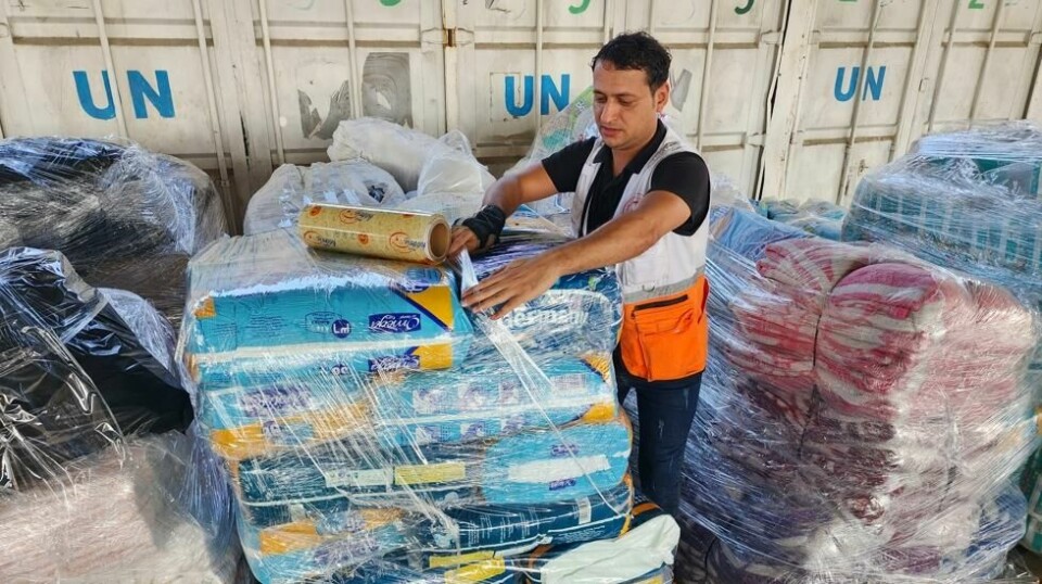 Arbeidere for FN og Røde Halvmåne forbereder distrubering av hjelpeforsyninger til palestinere på et UNRWA-lager i Deir al-Balah på Gazastripen i oktober i fjor. Arkivfoto: Hassan Eslaiah / AP / NTB