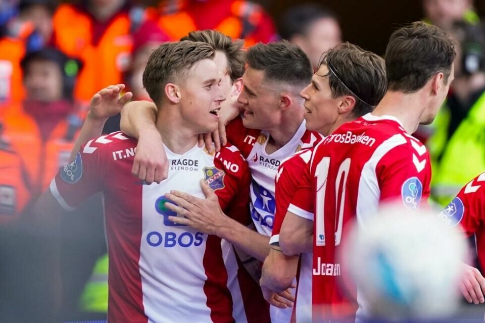 Lyn-jubel etter scoring av Andreas Hellum i kampen mellom Lyn og Vålerenga på Ullevaal stadion lørdag. Foto: Stian Lysberg Solum / NTB. Lyn-jubel etter scoring av Andreas Hellum i kampen mellom Lyn og Vålerenga på Ullevaal stadion lørdag. Foto: Stian Lysberg Solum / NTB. Foto: NTB