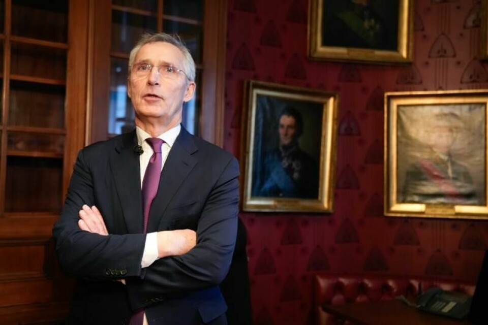 Nøkkeloverrekkelse i Finansdepartementet mellom Trygve Slagsvold Vedum (Sp) og Jens Stoltenberg (Ap).