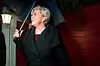 Finansminister Siv Jensen (Frp) på vei ut fra hjemmet sitt tidlig torsdag morgen. Jensen legger frem regjeringens forslag til statsbudsjettet 2018 for Stortinget klokken 10. Foto: Heiko Junge / NTB scanpix