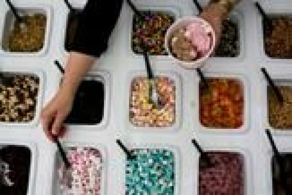 Yoghurtis kan du få med forskjellige toppinger. Noen er sunne og noen er usunne. Foto: Anette Karlsen / NTB scanpix Yoghurtis kan du få med forskjellige toppinger. Noen er sunne og noen er usunne. Foto: Anette Karlsen / NTB scanpix