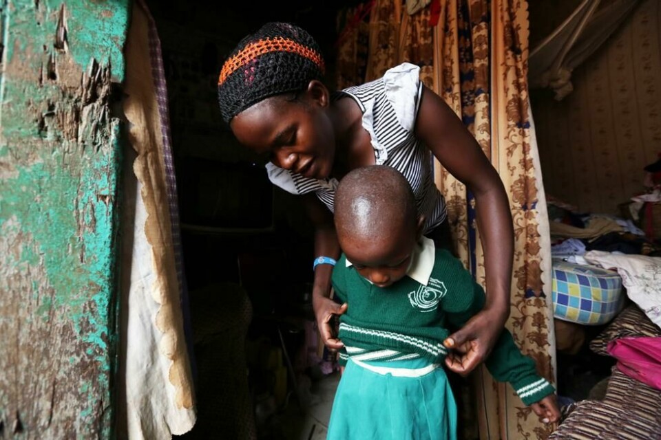 Her er Regina sammen med sin fem år gamle datter, som nå går i barnehage. Foto: Plan International Her er Regina sammen med sin fem år gamle datter, som nå går i barnehage. Foto: Plan International