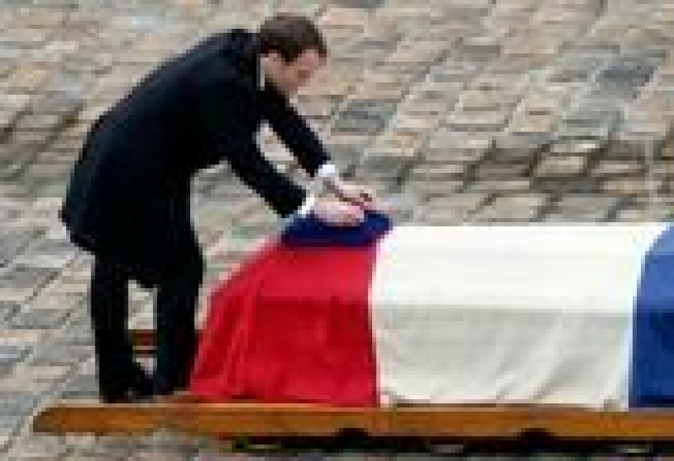 Macron tildeler posthumt Æreslegionen til oberstløytnant i Gendarmerie nationale, Arnaud Beltrame, etter at han ofret seg for å stoppe et terrorangrep, 28. mars. Macron tildeler posthumt Æreslegionen til oberstløytnant i Gendarmerie nationale, Arnaud Beltrame, etter at han ofret seg for å stoppe et terrorangrep, 28. mars. Foto: AP Photo/Christophe Ena/NTB scanpix