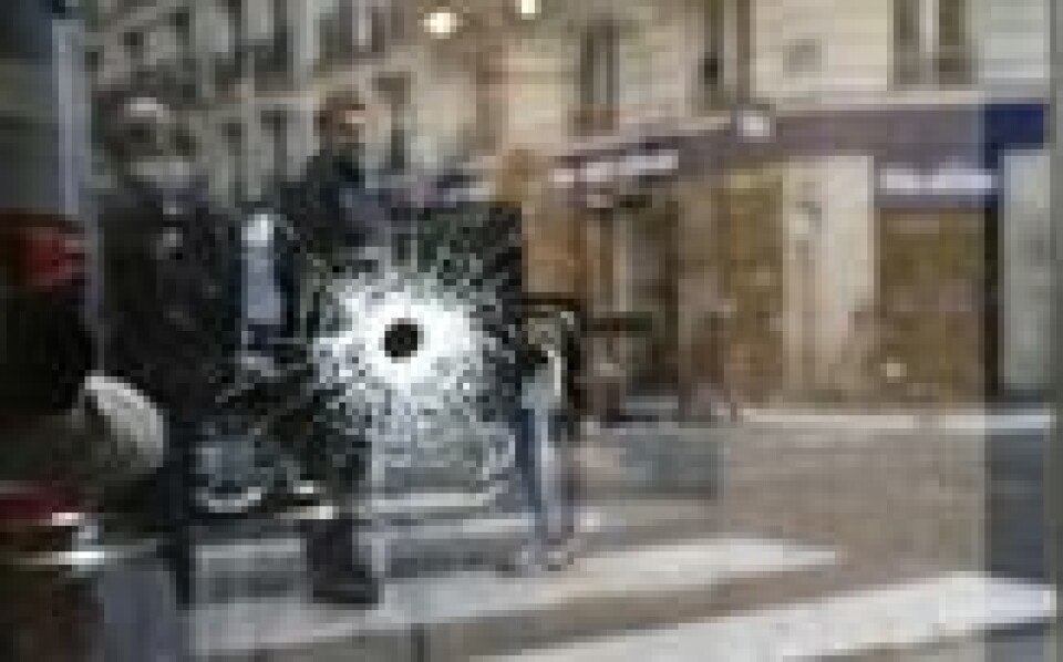 Kulehull i vinduet på en kafé i Paris, i gatekryssene Saint-Augustin og Monsigny, etter at en knivdesperado kuttet ned en mann med en kniv, og såret fire andre den 12 mai - han ble deretter skutt ned av politiet. Kulehull i vinduet på en kafé i Paris, i gatekryssene Saint-Augustin og Monsigny, etter at en knivdesperado kuttet ned en mann med en kniv, og såret fire andre den 12 mai - han ble deretter skutt ned av politiet. Foto: Eric Feferberg / AFP / NTB scanpix