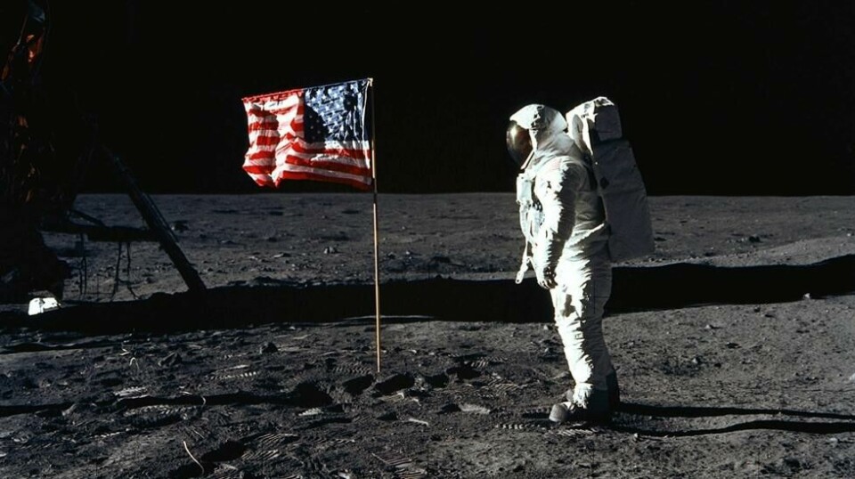 Neil Armstrong har her akkurat plantet det amrikanske flagget på månen. Foto: AFP/NASA/NTB