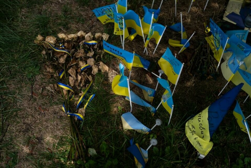 Tørkede blomster og ukrainske flagg ved et minnested for de mange ukrainske krigsfangene som ble drept i et angrep på et fengsel i russiskokkuperte Olenivka øst i Ukraina 29. juli i fjor. Tørkede blomster og ukrainske flagg ved et minnested for de mange ukrainske krigsfangene som ble drept i et angrep på et fengsel i russiskokkuperte Olenivka øst i Ukraina 29. juli i fjor. Foto: Jae C. Hong / AP / NTB