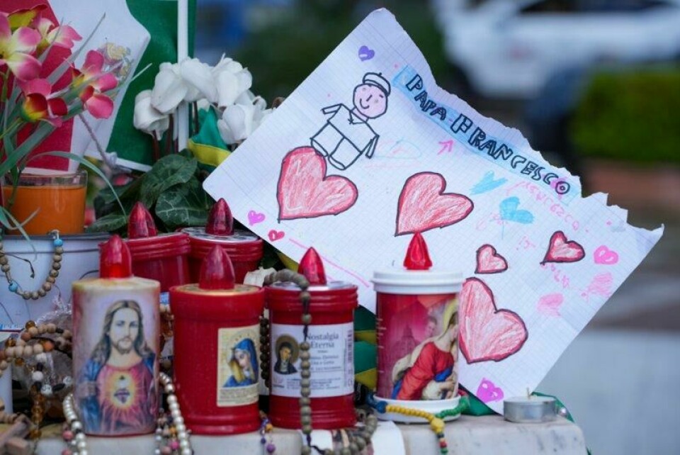 Støtteerklæringer, blomster og lys har blitt lagt foran sykehuset der paven ligger innlagt i Roma.