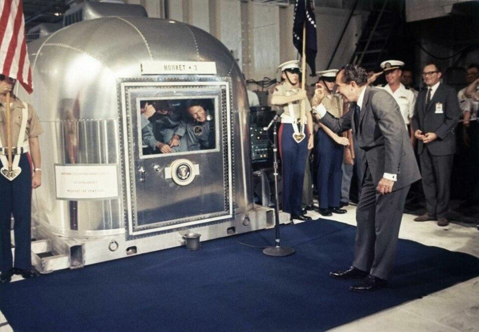President Nixon hilser på de tre astronautene som måtte isoleres i en karantene-container. Foto: AP/NTB President Nixon hilser på de tre astronautene som måtte isoleres i en karantene-container. Foto: AP/NTB