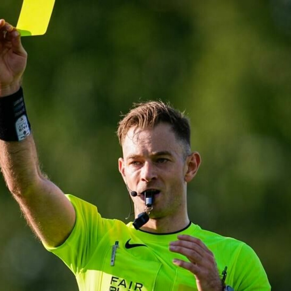 Sykkelsporten ser til fotballen og vil innføre gule kort. Her er dommer Daniel Higraff avbildet når han gir et gult kort. Foto: Beate Oma Dahle / NTB