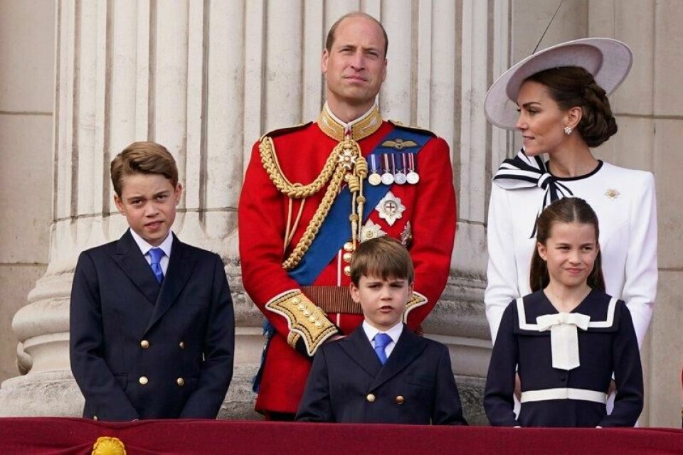 Hertuginne Kate ønsker ikke at barna, prins George, prinsesse Charlotte og prins Louis, skal delta i en årelang, blodig tradisjon. Her er hertuginnen avbildet sammen med prins William og deres tre barn i 2024. Hertuginne Kate ønsker ikke at barna, prins George, prinsesse Charlotte og prins Louis, skal delta i en årelang, blodig tradisjon. Her er hertuginnen avbildet sammen med prins William og deres tre barn i 2024. Foto: Alberto Pezzali / AP Photo / NTB