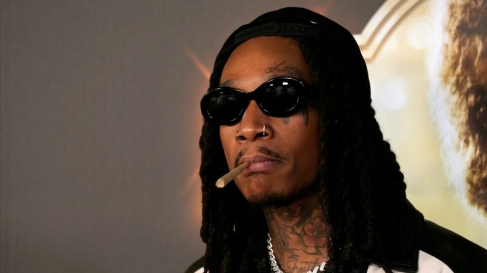 Artisten Wiz Khalifa med en joint i munnen under en filmpremiere i Los Angeles i 2023.