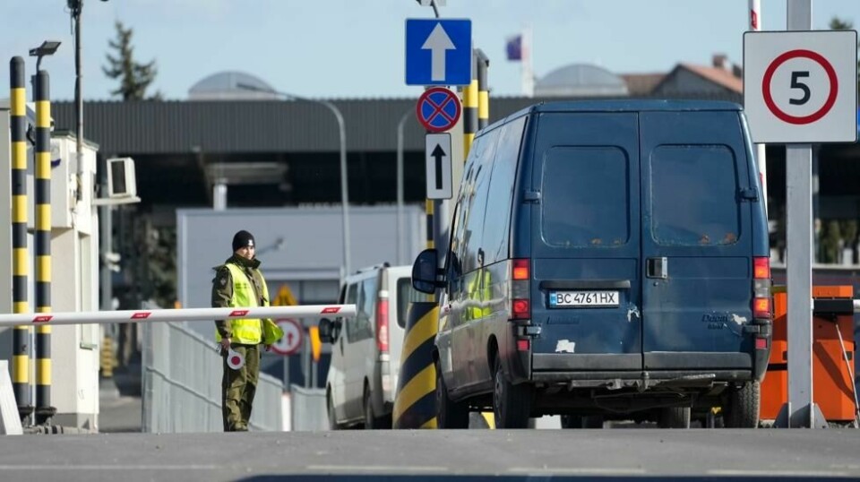 En polsk grensevakt på Medyka-grenseovergangen. Polske bønder har i flere uker forsøkt å blokkere grenseoverganger mellom Polen og Ukraina. Foto: Czarek Sokolowski / AP / NTB