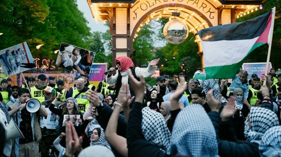 Palestina-demonstranter forsøker å ta seg inn i Eurovision Village, ifølge Aftonbladets reporter på stedet.