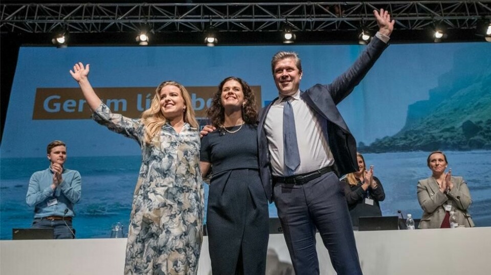 SUVERENITET: Nestleder Þórdís Kolbrún Reykjförð Gylfadóttir, partisekretær Áslaug Arna Sigurbjörnsdóttir og partileder Bjarni Benediktsson hylles søndag ettermiddag etter sterkt EØS-kritisk landsmøte i det islandske Selvstendighetspartiet.