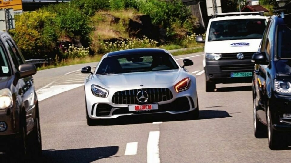 Du smyger deg ikke rundt i en Mercedes-AMG GT R, men du gjør det raskt og effektivt. Foto: Ivan Kverme