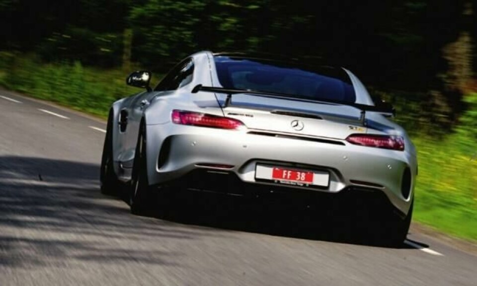 Mercedes-AMG GT R er så rask at du føler bremsepedalen er den mest brukte. Foto: Ivan Kverme Mercedes-AMG GT R er så rask at du føler bremsepedalen er den mest brukte. Foto: Ivan Kverme