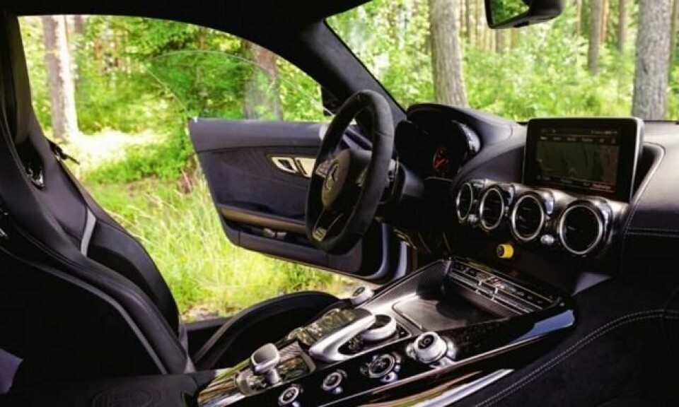 AMG-ratt i alcantra, Performance-sportsseter og kjørekontroller pakket inn i karbon, pianolakk, skinn og aluminium gi en luksuriøs og sportslig følelse. Foto: Ivan Kverme AMG-ratt i alcantra, Performance-sportsseter og kjørekontroller pakket inn i karbon, pianolakk, skinn og aluminium gi en luksuriøs og sportslig følelse. Foto: Ivan Kverme