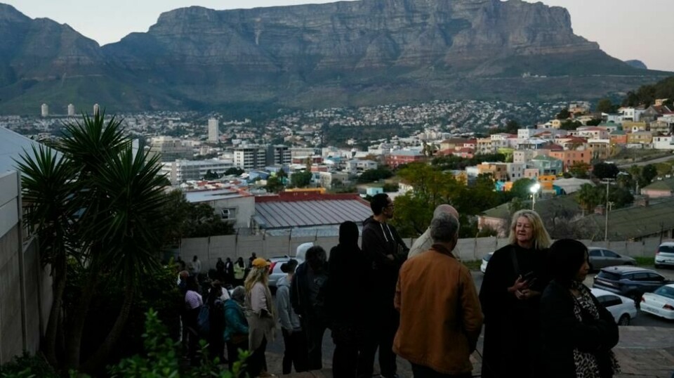 Folk står i kø for å stemme i Cape Town. Foto: Nardus Engelbrecht / AP / NTB